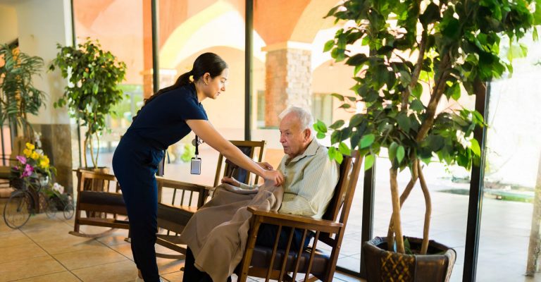 Pflegerin pflegt älteren Mann