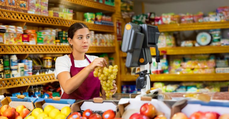Verkauf von Lebensmitteln in kleinem Dorfladen