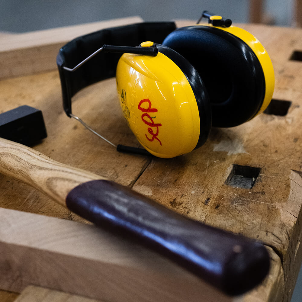 Hammer und Kopfhörer