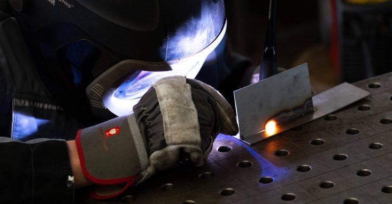 Azubi lernt Schweißen