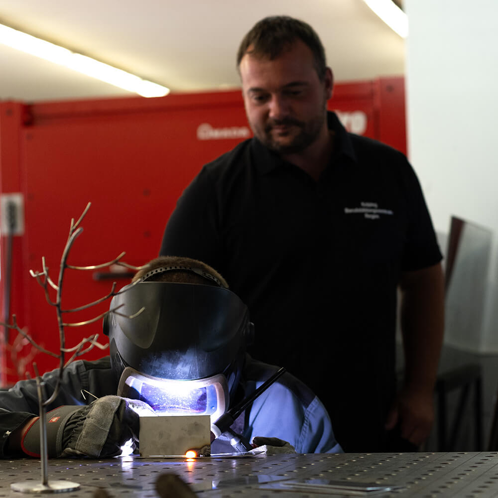 Azubi lernt Schweißen