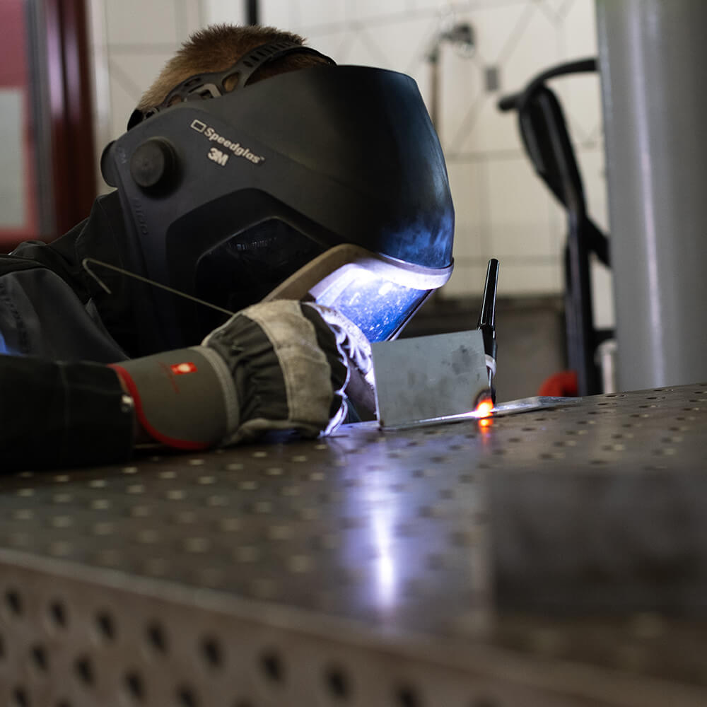 Azubi lernt Schweißen