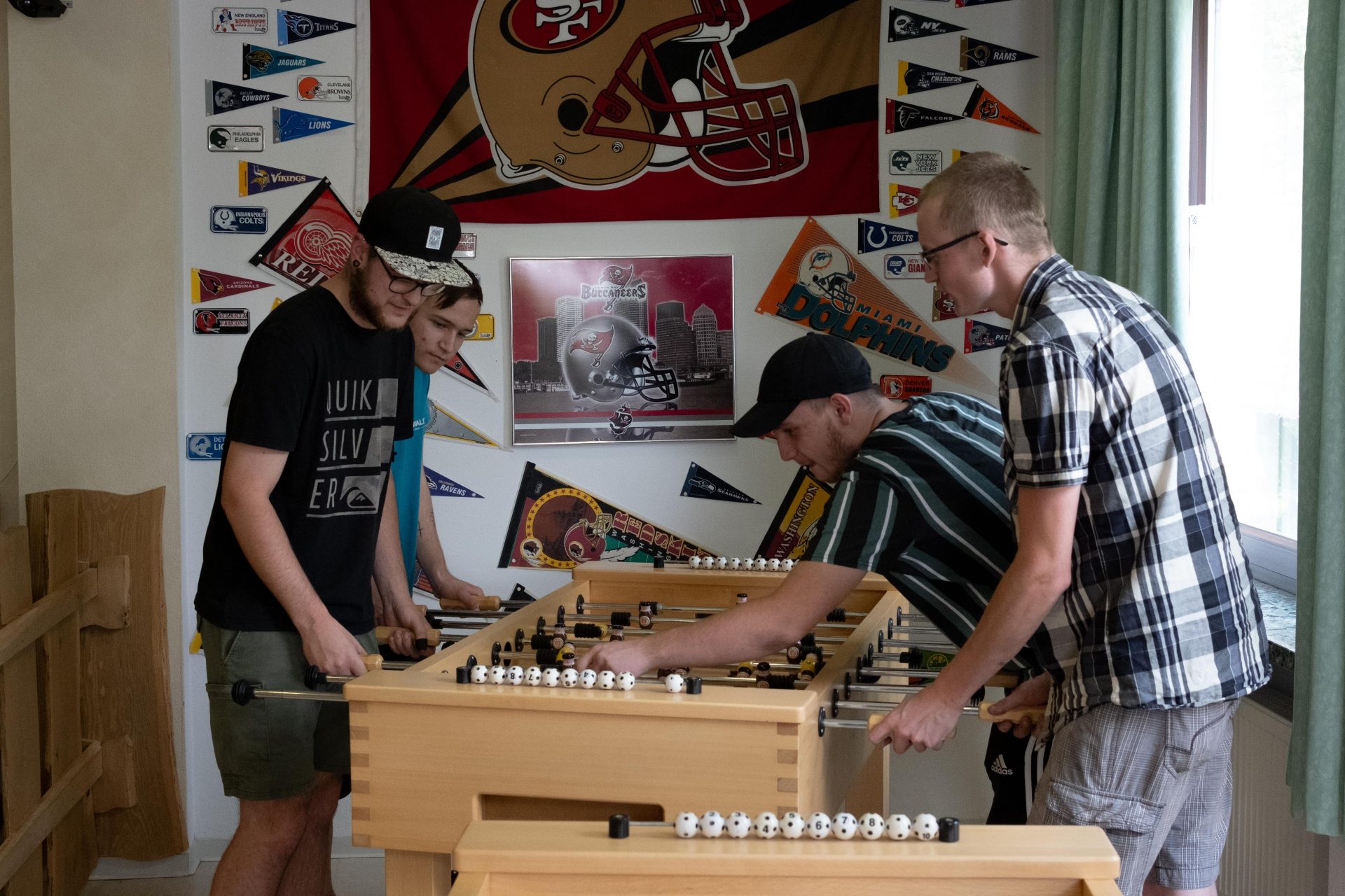 Schüler spielen Kickerkasten