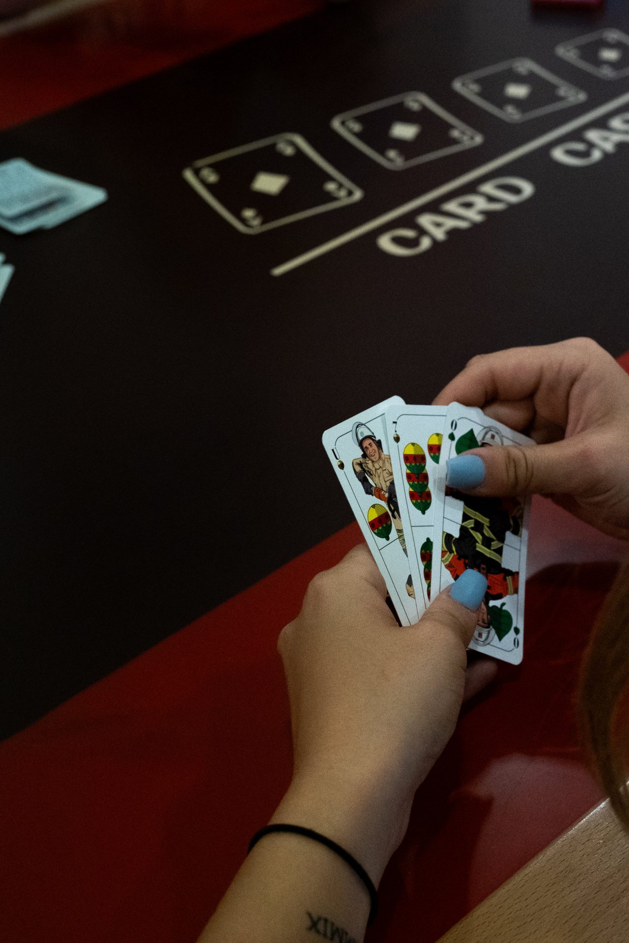 Schüler spielen Karten